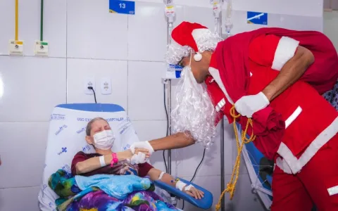Pacientes do Hospital de Câncer recebem visita do Papai Noel do Corpo de Bombeiros