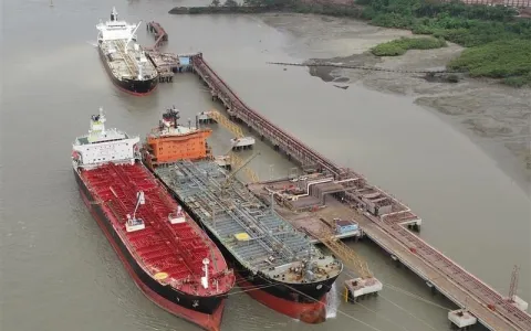 Porto do Itaqui realiza operação histórica com cinco navios de combustíveis de forma simultânea
