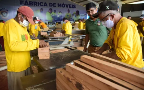 Mão de obra carcerária contribui para segurança pública com produção de móveis para delegacias no Maranhão