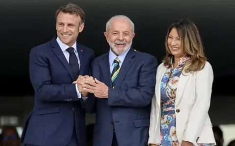 Lula concede a Macron a Ordem Nacional do Cruzeiro