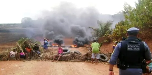 Moradores da vila Aurizona bloquearam a entrada vicinal de Godofredo Viana em manifestação