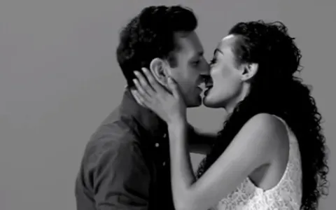 Vídeo mostra desconhecidos se beijando e se transf