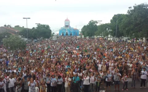 Milhares de fiéis participam do encerramento do No