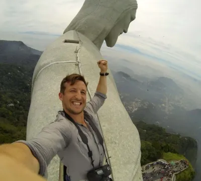 Inglês faz selfie no topo do Cristo Redentor 
