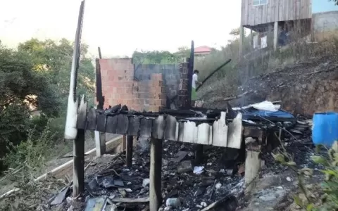Homem incendeia a própria casa com família dentro 