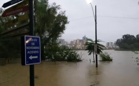 Chuva provoca enchentes em Santa Catarina 