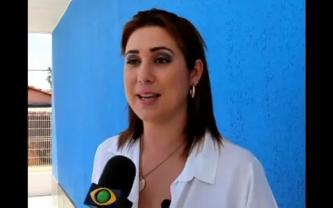 Repórter da TV Maranhense Aniele Pimentel recebe t