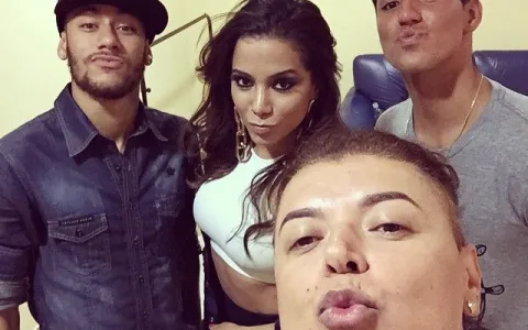Anitta posa com Neymar e Medina antes de show