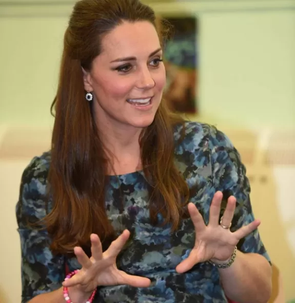Kate Middleton exibe fios brancos e acende discuss