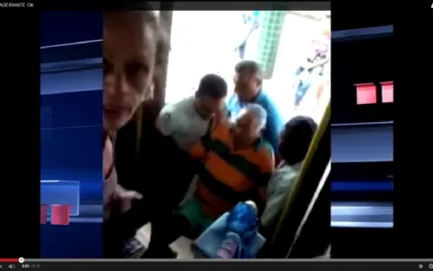 Vídeo mostra a dificuldade de um cadeirante para tomar ônibus na capital.
