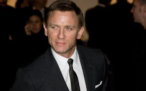 Daniel Craig opera joelho e para filmagens de 007