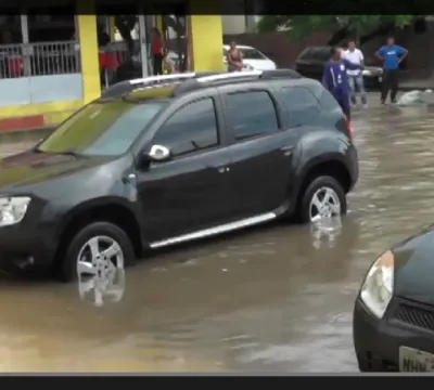 Mercado Central de São Luís: chuva forte causa tra