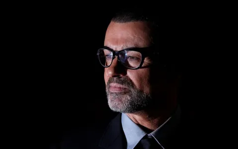 Cantor George Michael morre aos 53 anos.