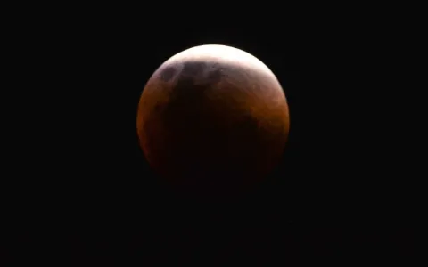 Maior eclipse total da Lua do século 21 ocorre nes