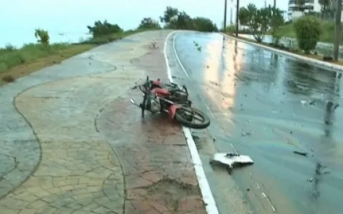 Motociclista é arremessado em acidente 