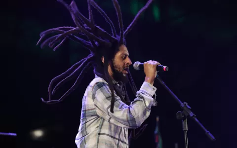 Julian Marley, filho do rei do reggae, faz show ar