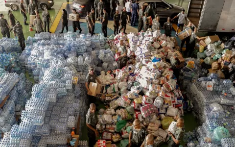 Brasilienses fazem fila para doações a vítimas das