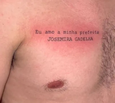 Homem em Canaã dos Carajás Tatua Nome da Prefeita em Seu Peito em Demonstração de Apoio