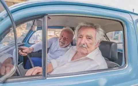 Lula passeia de Fusca com Pepe Mujica no Uruguai