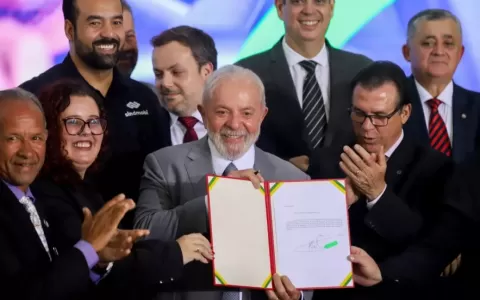 Lula assina projeto de lei que regulamenta trabalh