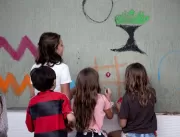 Crianças pintam muro em ação de casa de eventos em