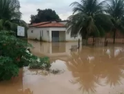 Água volta a invadir casa em Serrolândia, mesmo ap