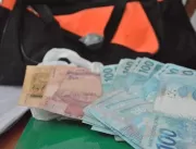 Garis devolvem sacola com R$ 1.070,00 no interior 