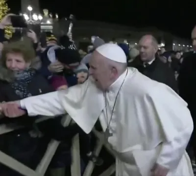 Papa Franciso é puxado por mulher no Vaticano e se