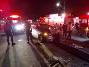 Seis ficam feridos após carro bater em poste na Av