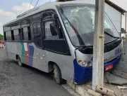 Ônibus desgovernado desce ladeira e colide em muro