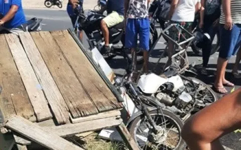 Acidente entre motocicleta e uma carroça deixa uma