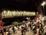 Ciclistas pedem respeito pedalando nus pela Avenid