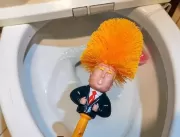 Escova no formato de Trump para limpar privada faz