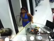 Câmera de segurança flagra mulher armada assaltand