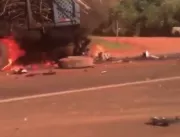 Dois motociclistas morrem carbonizados após se cho