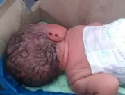 Bebê recém-nascido é abandonado dentro de contêine