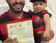 Fanático pelo Flamengo, pai registra filho de Gabr