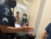 Mulher é presa a assento de avião com fita adesiva