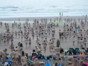 Centenas de banhistas nus mergulham nas águas gela