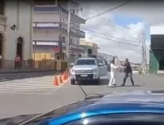 [VÍDEOS FORTES] Dois homens se agridem em via públ