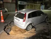 Carro quase é engolido por buraco após asfalto ced