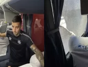 Volante do Grêmio atingido por pedrada em ônibus a
