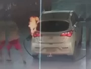 Vídeo: Homem é preso após atear fogo em carro dura