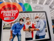 Cícero Lucena entrega tablets para estudantes da R