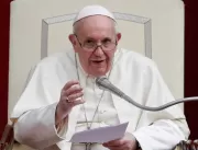 Papa defende liberdade de imprensa e presta homena