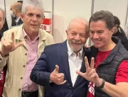 Ao lado de Lula e Ricardo, Veneziano comemora lanç