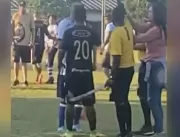 Bandeirinha saca facão durante partida de futebol 