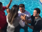 ASSISTA: Wesley Safadão é batizado em igreja evang