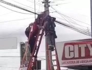 Trabalhador que ficou pendurado em poste após sofr