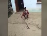 Homem brinca “cutucando” cobra venenosa e o pior a